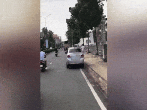 CLIP: Cụ ông ngồi xổm trước mũi ô tô bất ngờ gặp biến, xem cảnh giải cứu còn hồi hộp hơn-1