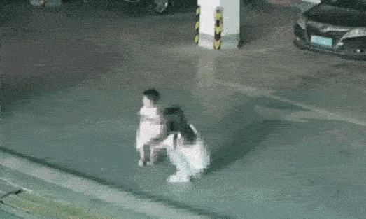 Đang đứng chờ bố dưới hầm gửi xe, bé gái 2 tuổi gặp tai nạn khiến tứ chi biến dạng rồi tử vong chỉ bởi sự bất cẩn của mẹ-2