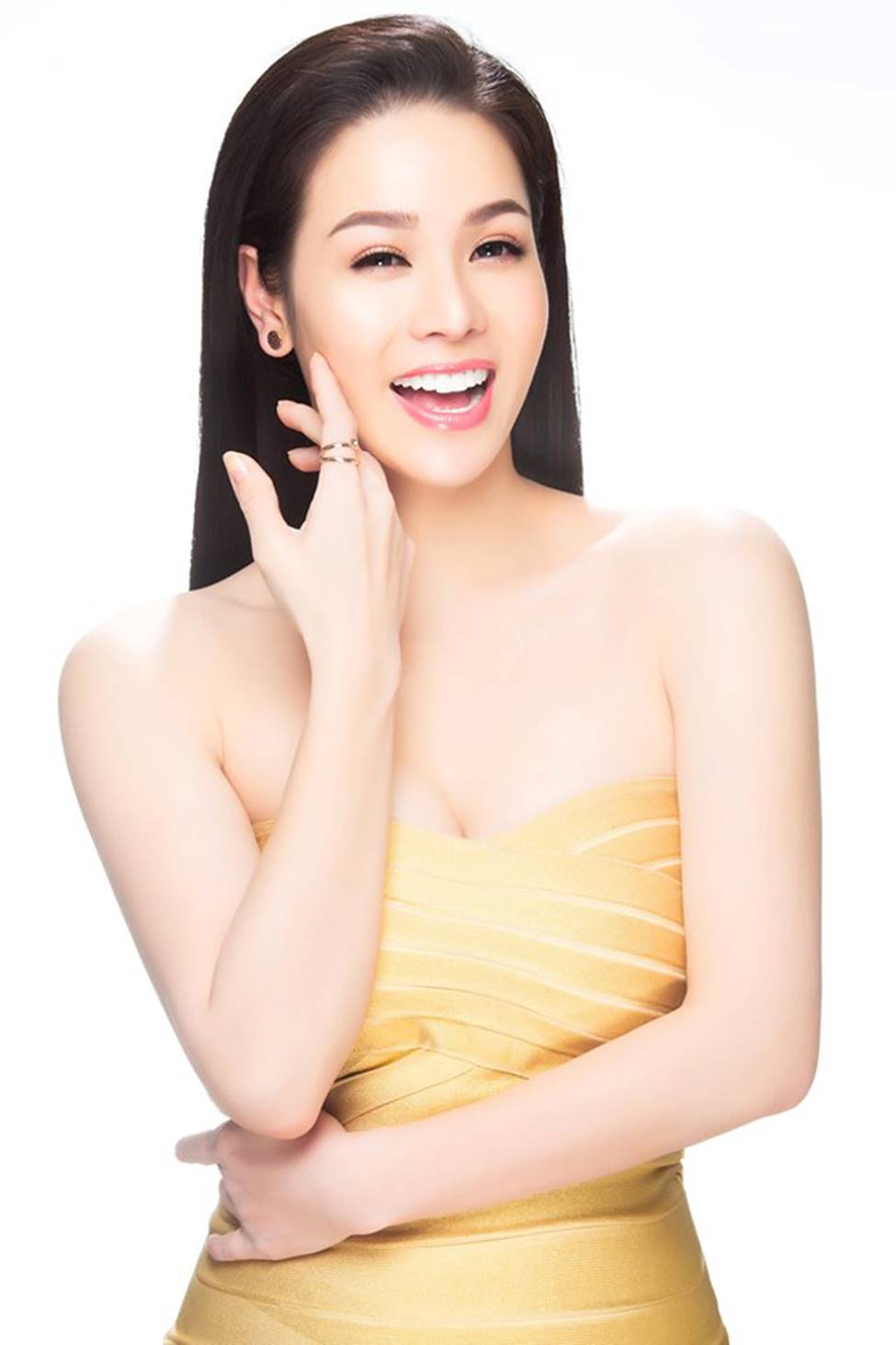 Thị Bình Nhật Kim Anh, Lê Bê La sexy tột bậc khác hẳn vai hầu gái trên phim-10