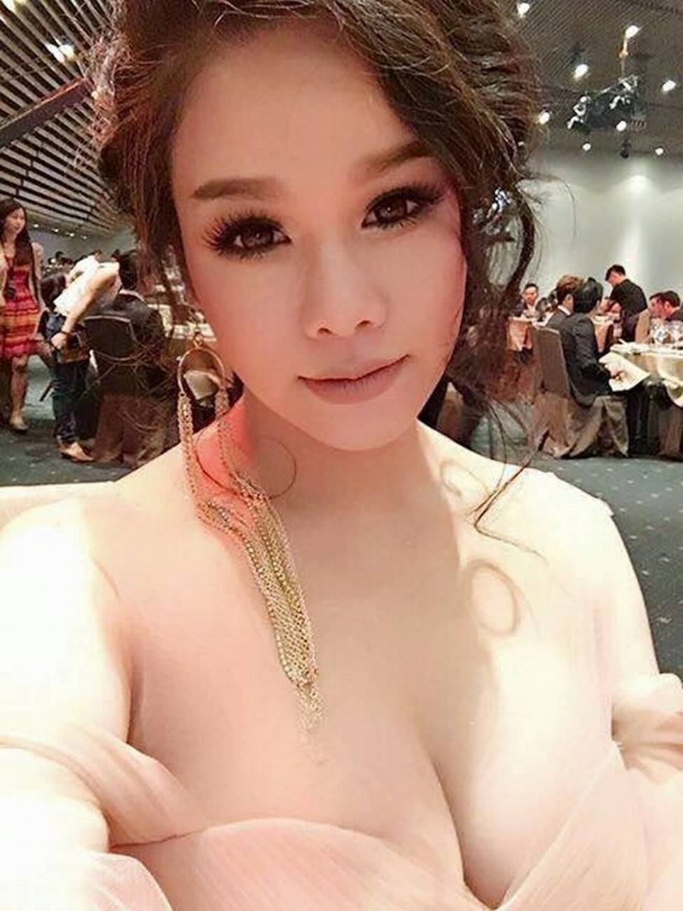 Thị Bình Nhật Kim Anh, Lê Bê La sexy tột bậc khác hẳn vai hầu gái trên phim-3