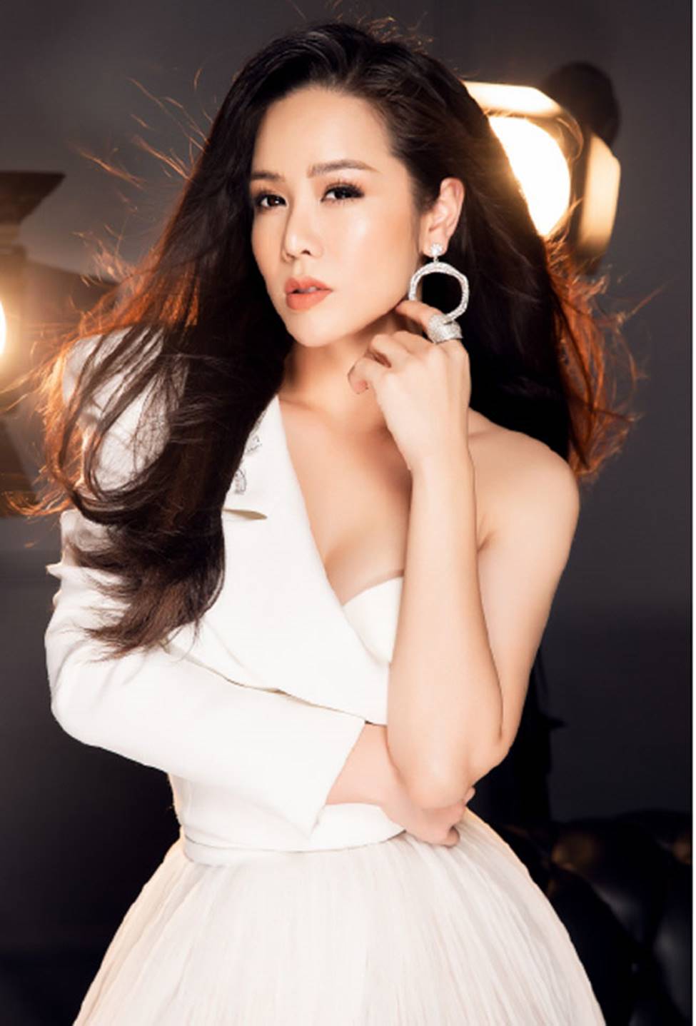 Thị Bình Nhật Kim Anh, Lê Bê La sexy tột bậc khác hẳn vai hầu gái trên phim-6