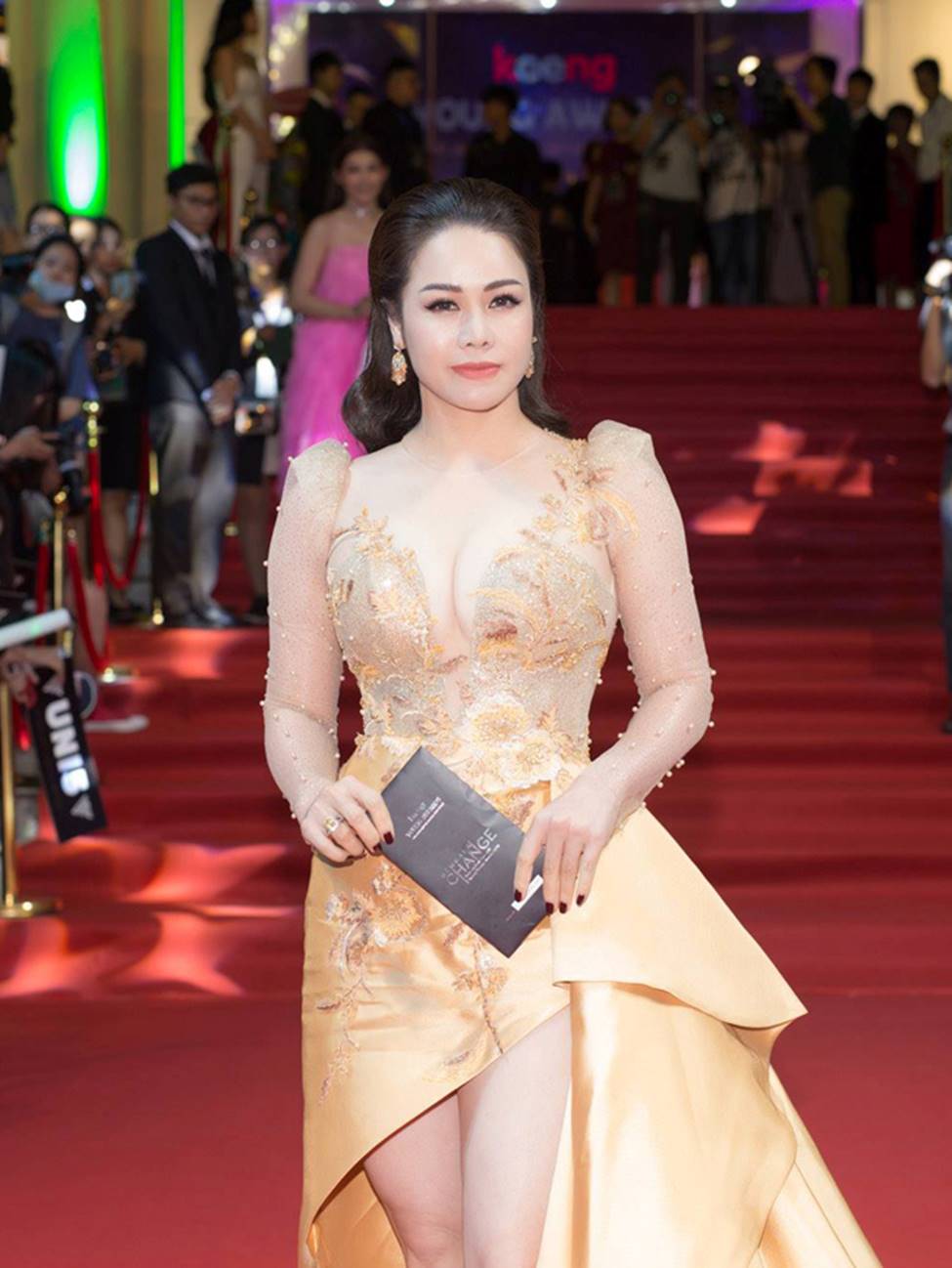 Thị Bình Nhật Kim Anh, Lê Bê La sexy tột bậc khác hẳn vai hầu gái trên phim-7