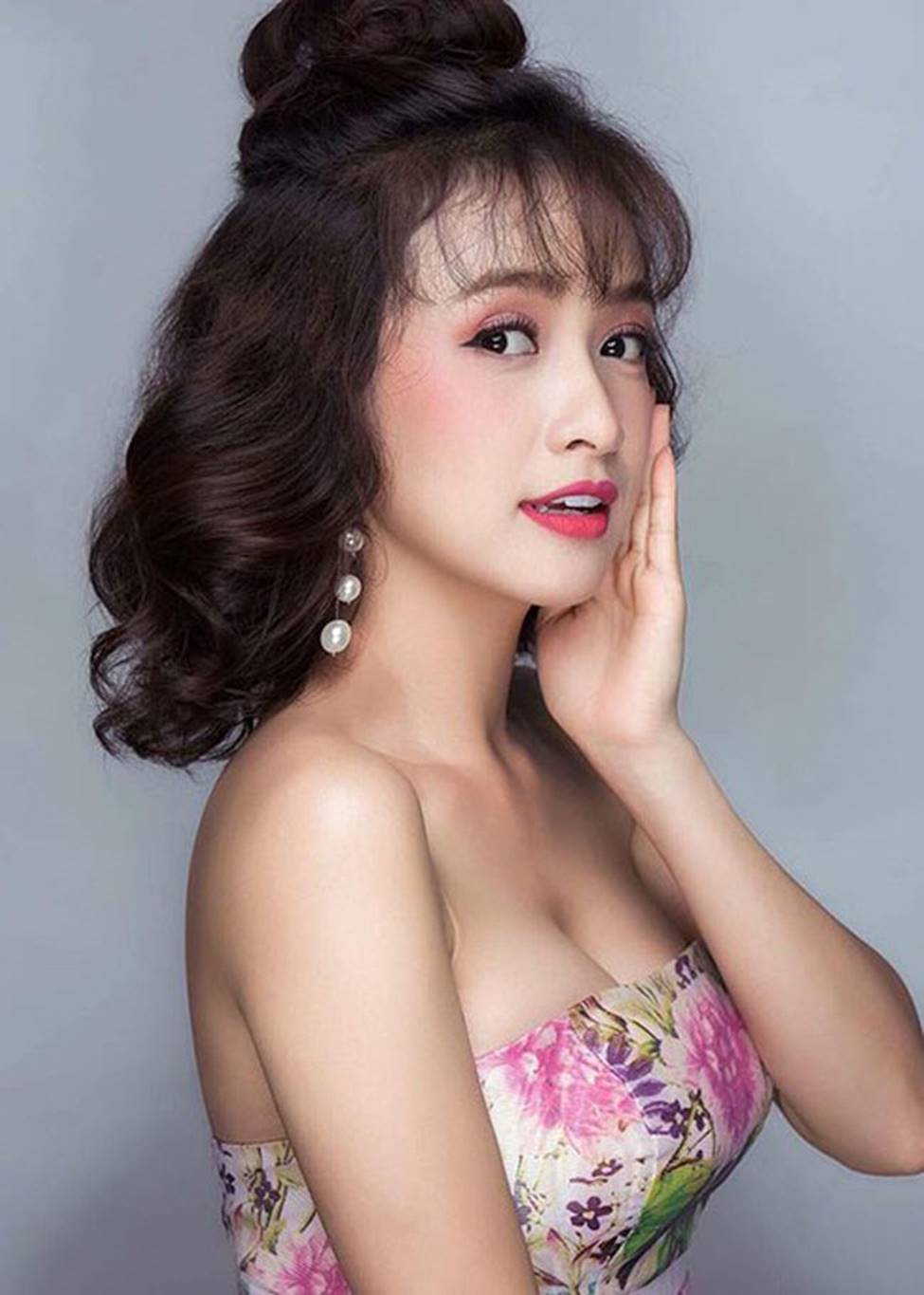 Thị Bình Nhật Kim Anh, Lê Bê La sexy tột bậc khác hẳn vai hầu gái trên phim-14