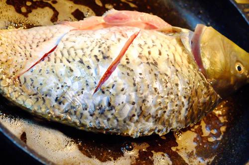 Thêm thứ nguyên liệu này, món cá chép om dưa không bao giờ bị tanh lại còn ngon hết sảy-1