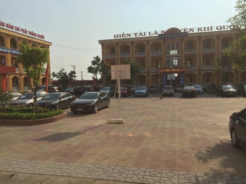 Choáng ngợp với dàn xe hơi đắt tiền đổ bộ sân trường trong buổi họp phụ huynh đầu năm ở Hải Dương-2