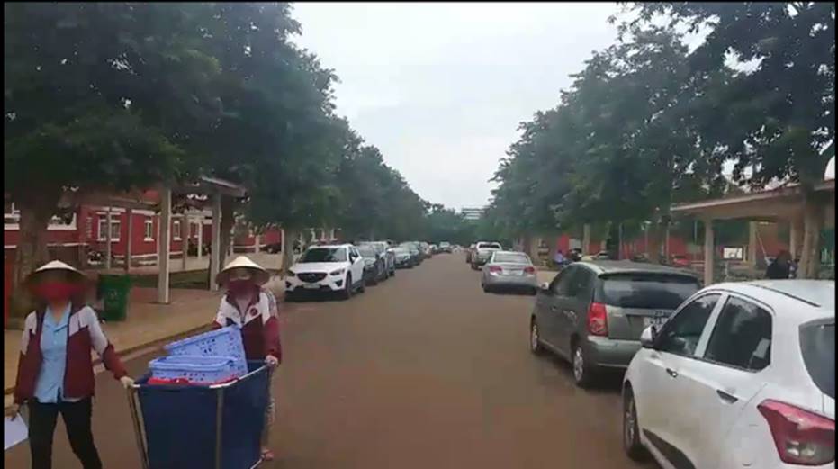 Choáng ngợp với dàn xe hơi đắt tiền đổ bộ sân trường trong buổi họp phụ huynh đầu năm ở Hải Dương-3