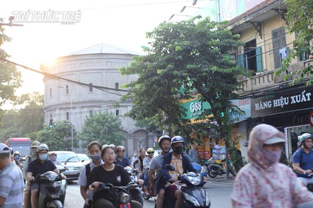 Ngộp thở đi qua những tuyến đường bụi mù ở HN, trong những ngày chất lượng không khí xấu-10