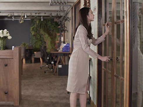 Mẹ chồng tương lai nhờ lấy hộ túi áo, tôi đùng đùng hủy hôn khi thấy giấy lạ rơi ra-3