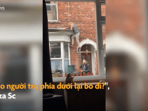 Cô gái Anh leo cửa sổ vào nhà nhưng đồng đội thả tay giữa chừng