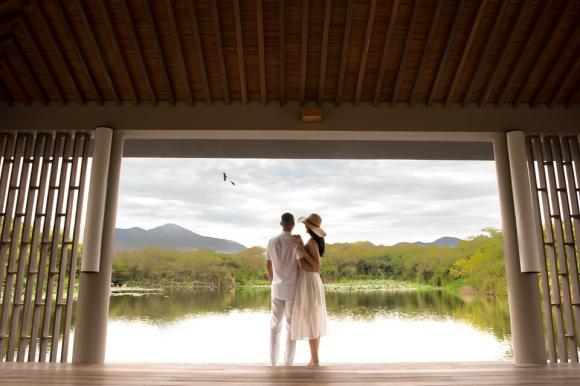 Ngọc Thạch cùng chồng thiếu gia trốn 2 con trai đi diễn cảnh tình tứ-5