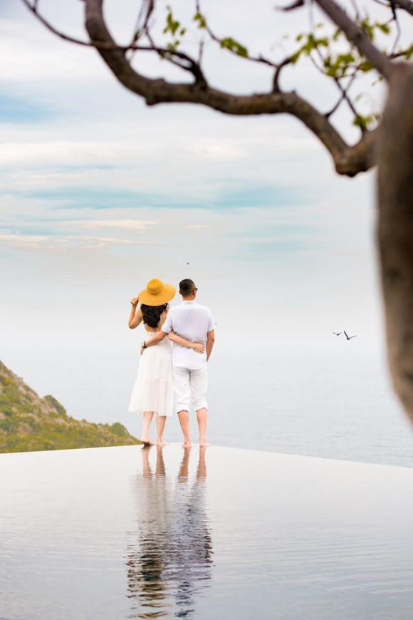 Ngọc Thạch cùng chồng thiếu gia trốn 2 con trai đi diễn cảnh tình tứ-10