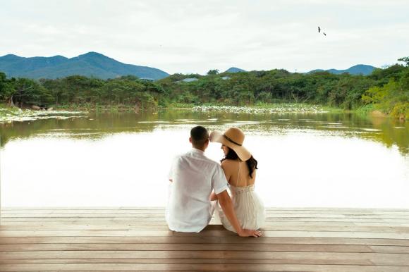 Ngọc Thạch cùng chồng thiếu gia trốn 2 con trai đi diễn cảnh tình tứ-12