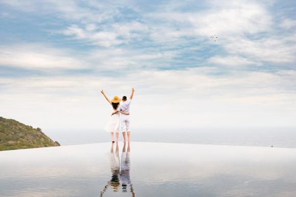 Ngọc Thạch cùng chồng thiếu gia trốn 2 con trai đi diễn cảnh tình tứ-7