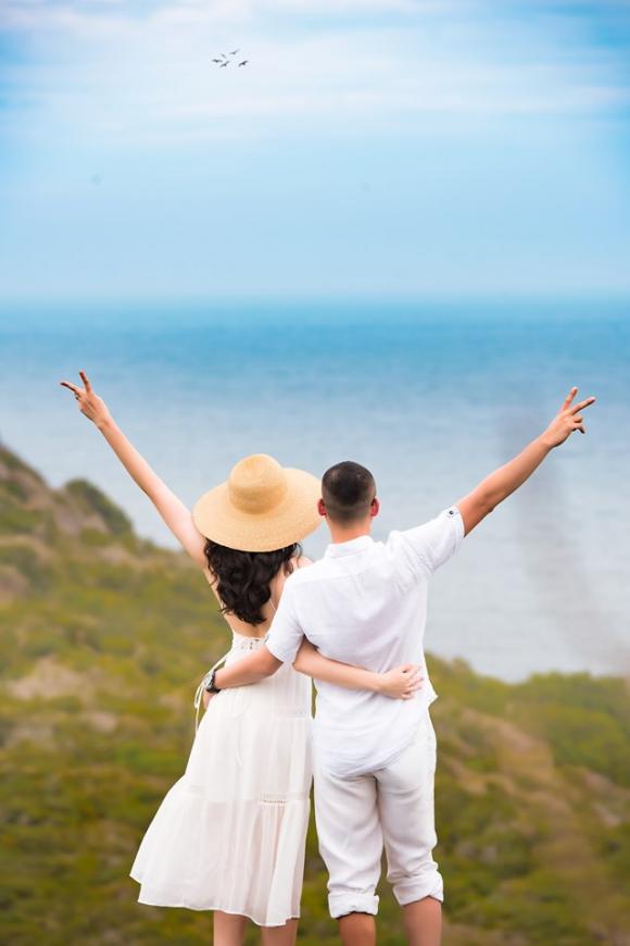 Ngọc Thạch cùng chồng thiếu gia trốn 2 con trai đi diễn cảnh tình tứ-8