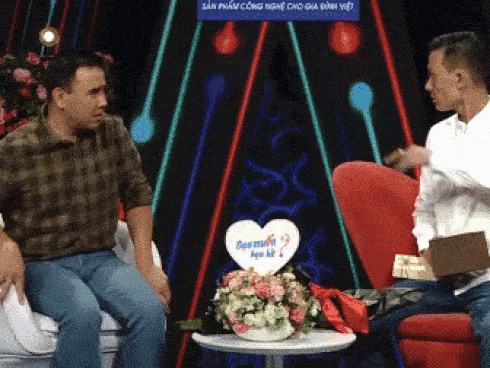 Bạn muốn hẹn hò: Người đàn ông mang theo món quà khiến MC Quyền Linh giật mình, Nam Thư vượt rào qua xem