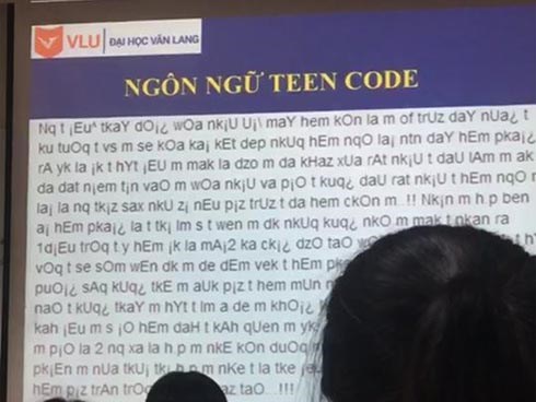 Cô giáo viết nguyên đoạn văn bằng teencode rồi bắt học trò dịch lại, đề bài tưởng không khó mà lại khó không tưởng