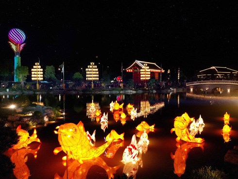 Cư dân Vinhomes Smart City thưởng ngoạn lễ hội đèn lồng mỗi ngày