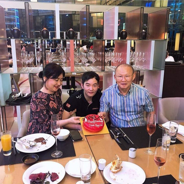 Con trai thầy Park tổ chức sinh nhật sớm cho bố, fan ngã ngửa về ngày sinh thật sự của HLV trưởng ĐT Việt Nam-1