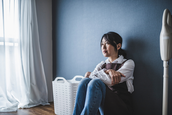 Về đến nhà, thấy mẹ quần áo rách tươm, ăn đồ thừa trong nồi, chồng không trách mà gọi tôi vào phòng rồi chắp tay xin tôi buông bỏ mọi chuyện-1