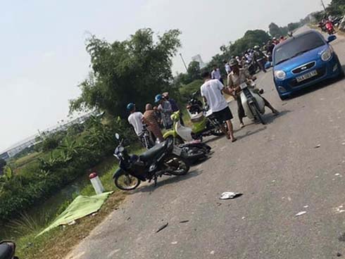 Nhói lòng hình ảnh mẹ nữ sinh lớp 10 ở Hải Dương ôm chặt di cốt con gái trong lễ tang-26