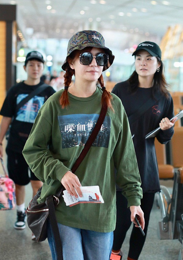 Hậu tin đồn ly hôn, Triệu Vy đội mũ xanh lá xuất hiện tại sân bay, ám chí bị cắm sừng?-2