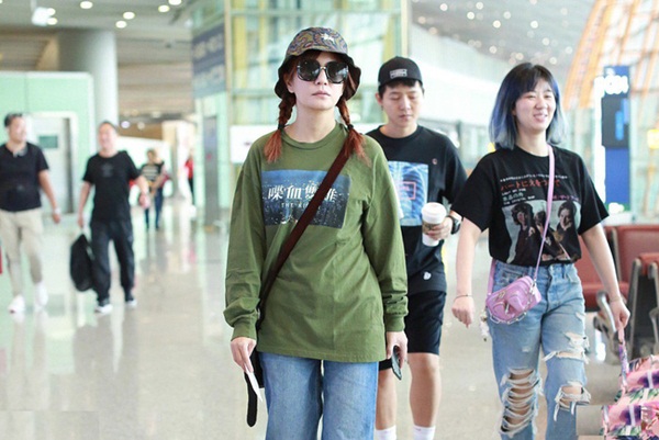 Hậu tin đồn ly hôn, Triệu Vy đội mũ xanh lá xuất hiện tại sân bay, ám chí bị cắm sừng?-5