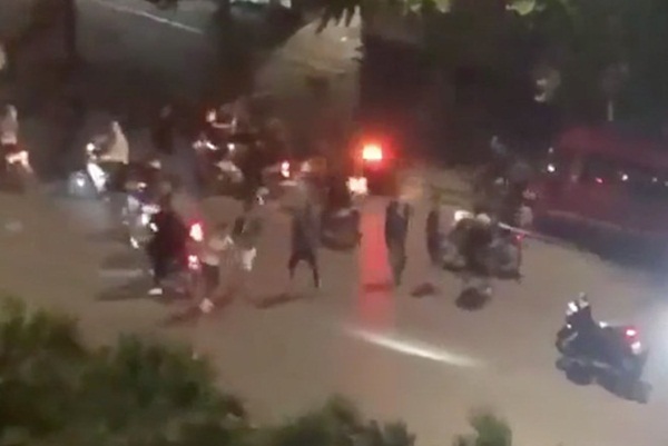 20 thanh niên cầm mã tấu hỗn chiến trên phố Trần Khát Chân-1