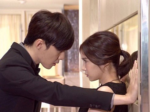 Âm thầm theo dõi chồng đi ăn cùng bạn cũ, tôi chết đứng khi nhìn cảnh tượng trong xe ô tô của gia đình