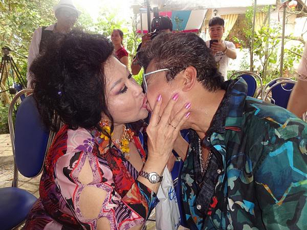 Đời tư của MC Thanh Bạch – nhân vật chính” trong ồn ào với NS Xuân Hương: Hai người vợ”, 9 lần tổ chức đám cưới vẫn bị nghi ngờ giới tính-5