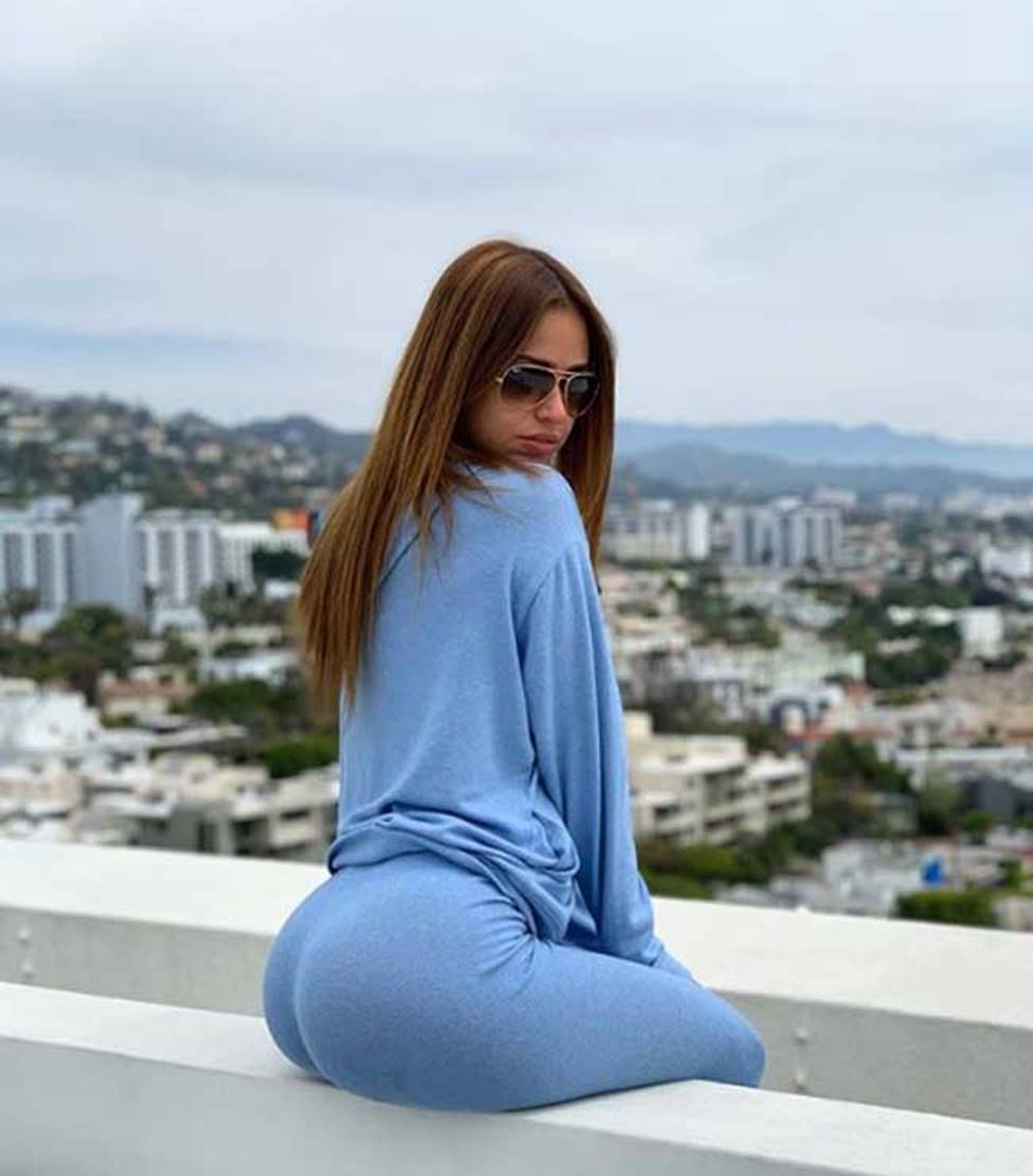 MC thời tiết 11 triệu fan chuyên diện quần gym ra phố, thiếu nước mặc khi lên sóng-13