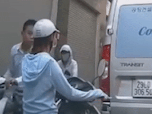 Nam thanh niên đi xe tay ga nhổ nước bọt vào phụ nữ đi đường