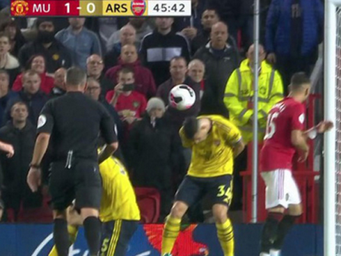 MU mất ngôi đầu bảng sau trận hòa AZ Alkmaar-2