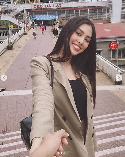 Khoe ảnh ‘cùng anh đi khắp thế gian’, Hoa hậu Việt Nam Trần Tiểu Vy đã có bạn trai?-1