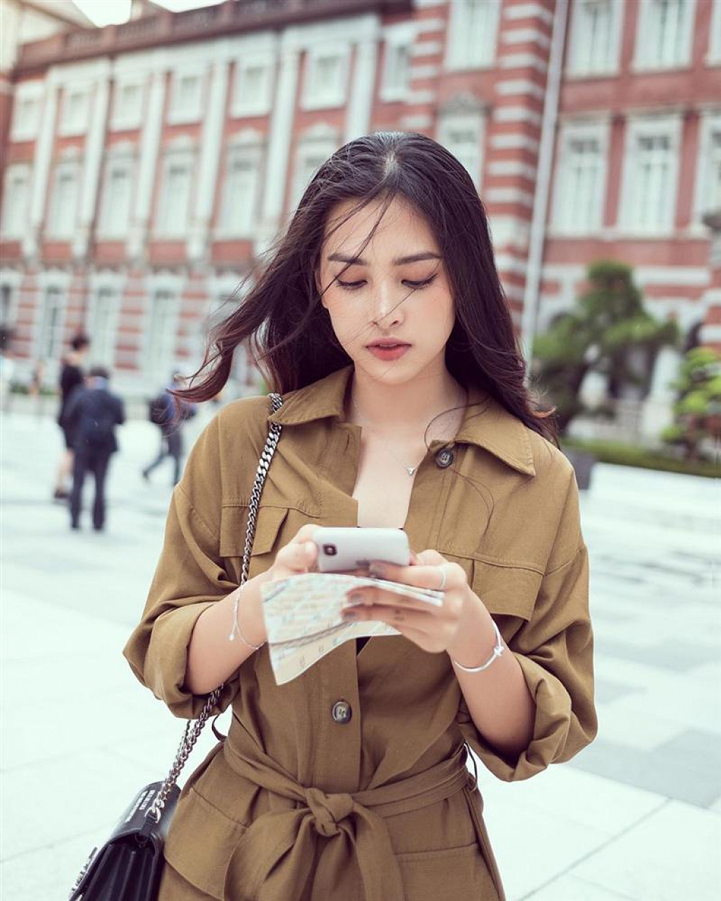 Khoe ảnh ‘cùng anh đi khắp thế gian’, Hoa hậu Việt Nam Trần Tiểu Vy đã có bạn trai?-5