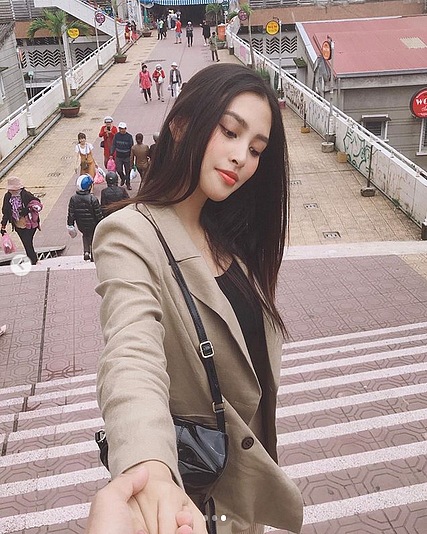 Khoe ảnh ‘cùng anh đi khắp thế gian’, Hoa hậu Việt Nam Trần Tiểu Vy đã có bạn trai?-2