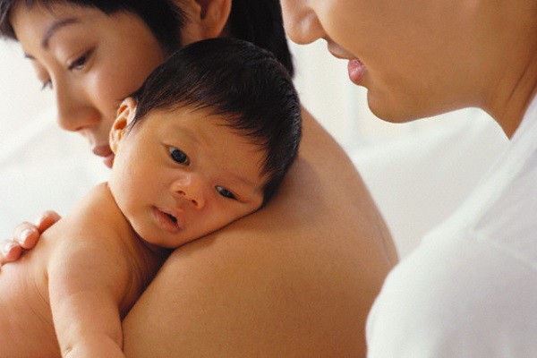 Nửa đêm nghe tiếng vợ gào thét dữ dội, tôi chạy vào phòng và chết điếng trước cảnh tượng hãi hùng trước mắt-1