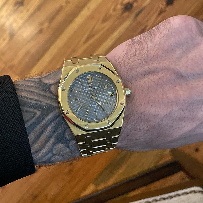 Khoe đồng hồ 800 triệu tự thưởng ngày cưới, Justin Bieber vô tình để lộ lễ phục, ơn giời không phải quả chuối và màu hồng!-1