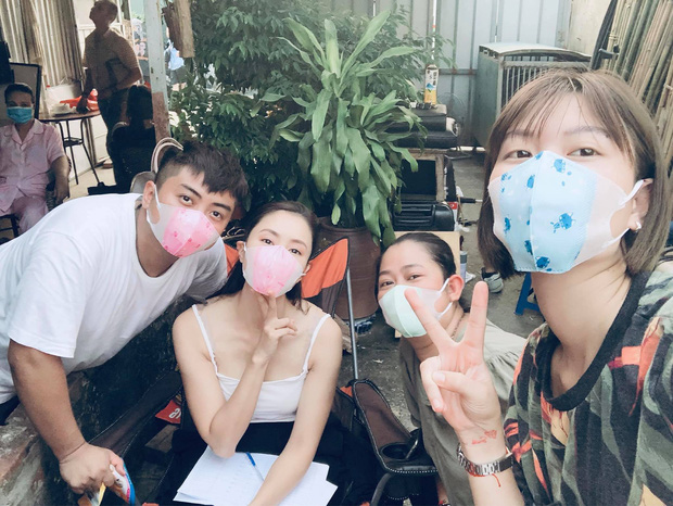 Lộ ảnh hậu trường nặng mùi của Hoa Hồng Trên Ngực Trái, cô Khuê Hồng Diễm than thở: Nức mũi mà vẫn phải vui!-4