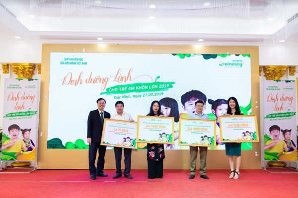 846.000 hộp sữa đậu nành trao cho học sinh tiểu học 4 tỉnh phía Bắc-1