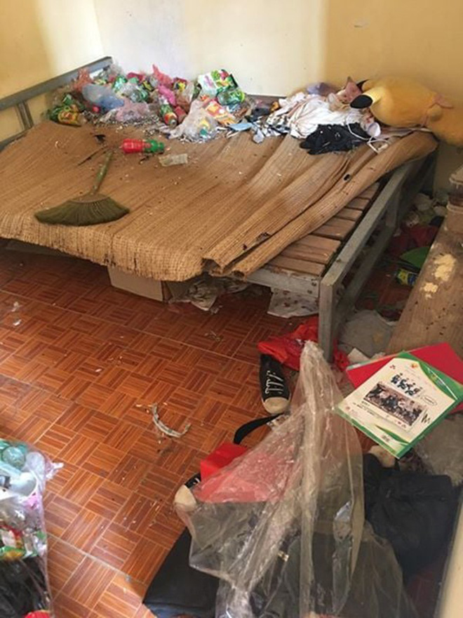 Sốc với căn phòng trọ bẩn kinh hoàng của cô gái trẻ: Vỏ lon, túi nilon chất hết lên giường, rác nhét 3 bao vẫn chưa hết-1