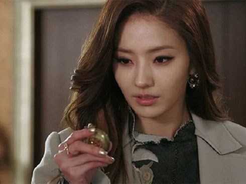 Phát hiện tin nhắn mời gọi của nhân tình, vợ đút ngay 2 thứ vào ví chồng và chờ 