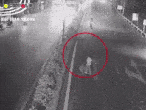 Bé trai chạy vụt sang đường bị xe tông kinh hoàng, lũ trẻ chứng kiến hoảng loạn-1