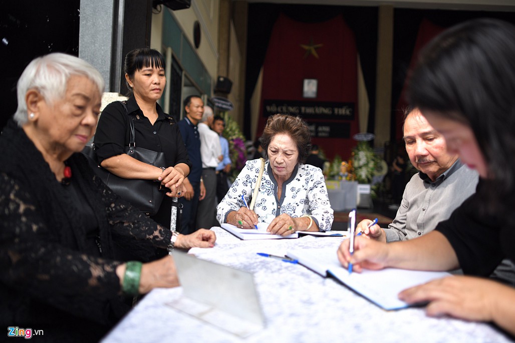 NSND Trà Giang, Trung Anh nghẹn ngào đến viếng nghệ sĩ Thế Anh-2