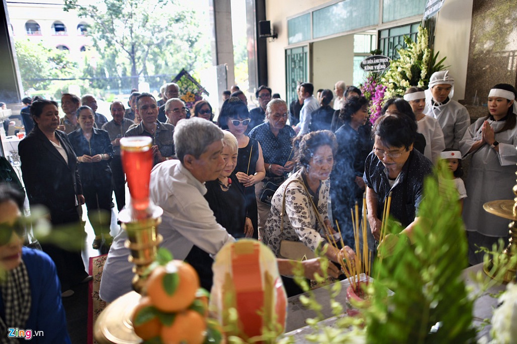 NSND Trà Giang, Trung Anh nghẹn ngào đến viếng nghệ sĩ Thế Anh-9