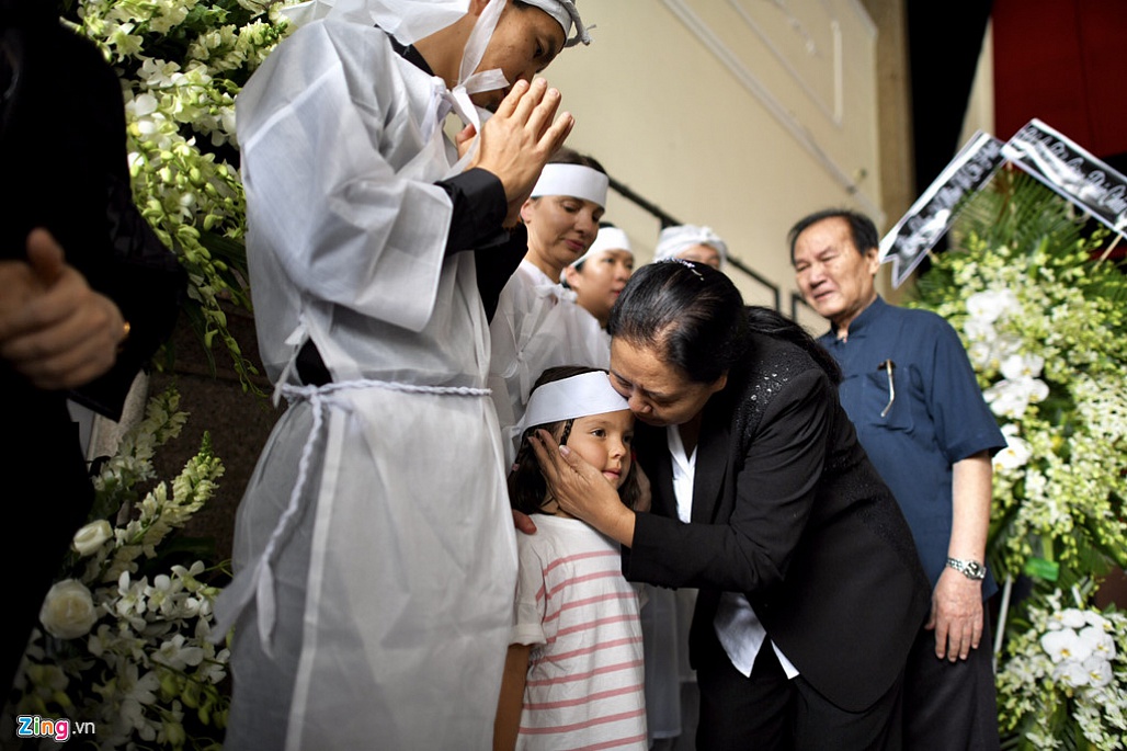 NSND Trà Giang, Trung Anh nghẹn ngào đến viếng nghệ sĩ Thế Anh-12