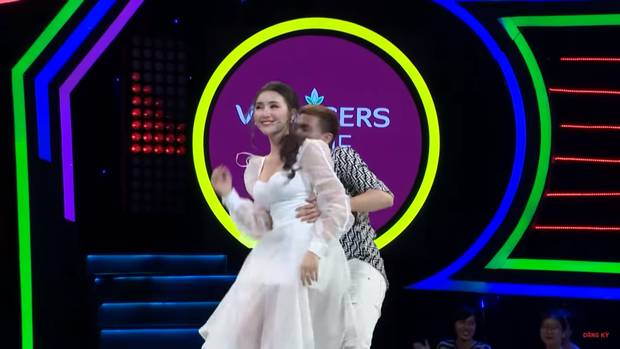 Hoa khôi nhận cả rổ gạch đá khi hôn ngấu nghiến bạn diễn trước mặt chàng trai mình vừa bấm nút hẹn hò-4