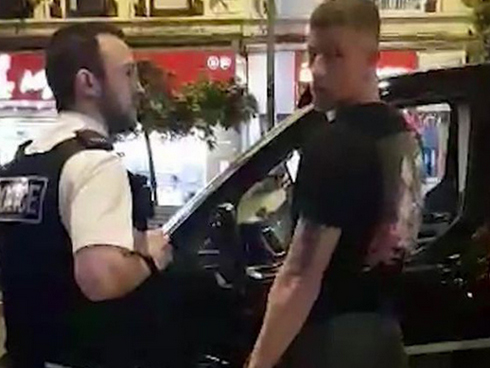 Hy hữu: Trọng tài rút thẻ đỏ đuổi toàn bộ cậu bé nhặt bóng ở sân vì hành động xấu xí này-4