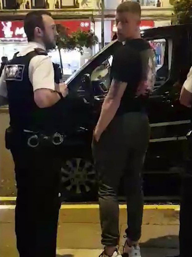 Cầu thủ Chelsea quỵt tiền bất thành, bị cảnh sát hộ tống đến ATM rút tiền trả lái xe taxi-1