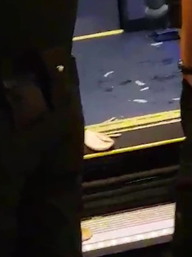 Cầu thủ Chelsea quỵt tiền bất thành, bị cảnh sát hộ tống đến ATM rút tiền trả lái xe taxi-2