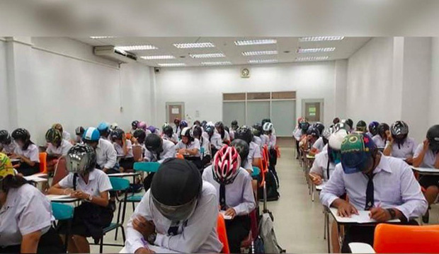 Trường Đại học bất ngờ gây chú ý khi bắt sinh viên đội mũ bảo hiểm vào phòng thi, tìm hiểu lí do ai cũng phải gật gù-1